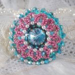 Anillo Beauty Alicia Azul bordado con cristales de Swarovski, perlas marfil y rocallas